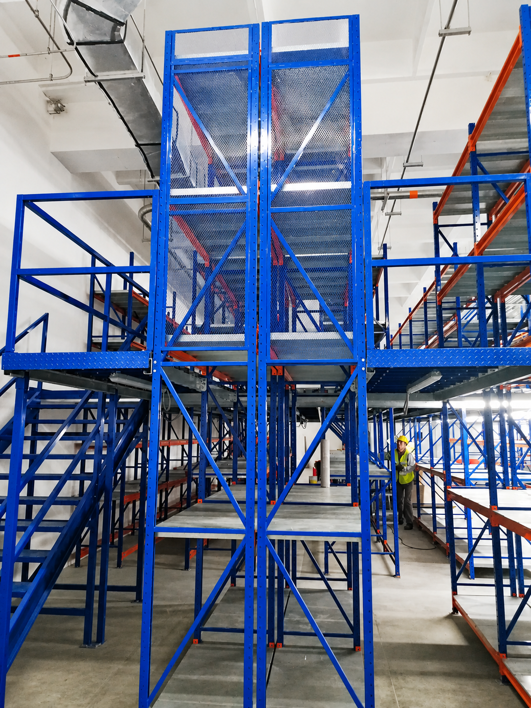 Maximizando el Espacio Vertical: Ventajas de los Mezzanines Industriales